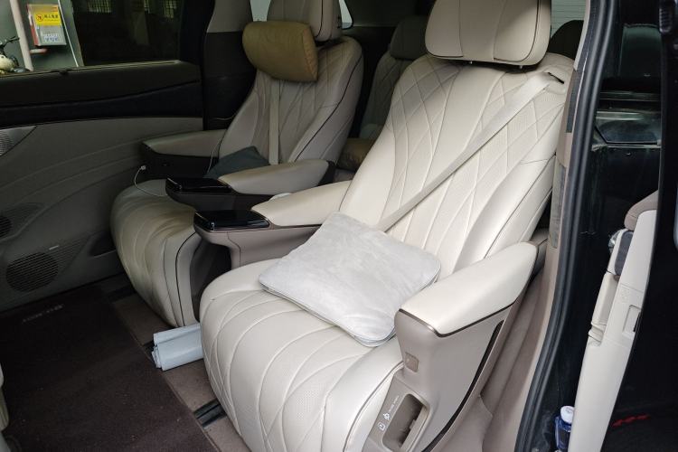 Used Denza D9 2023 DM-i 965 Luxury Model
