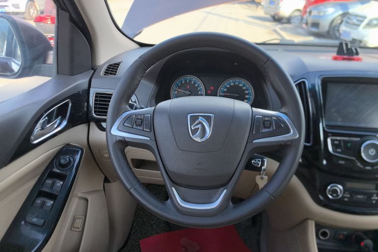 Used Baojun 730 2015 1.8L Manual Luxury Navigation ESP Version 7-seater
