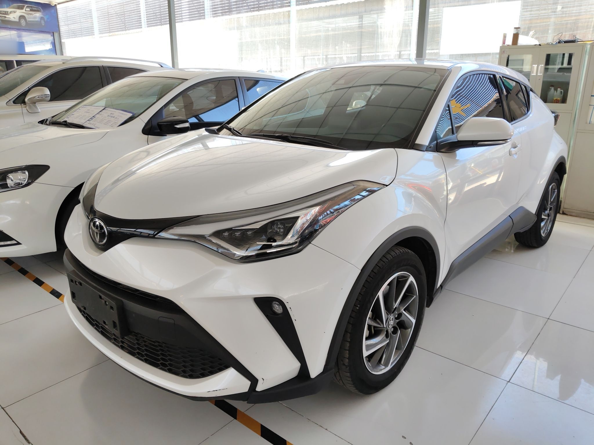 تحت مقدمة السيارة