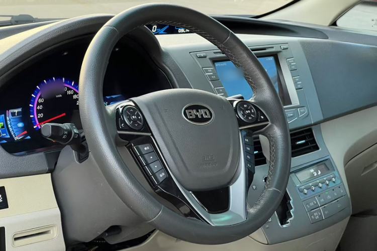 Used BYD M6 2015 2.4L Automatic Prestige Edition
