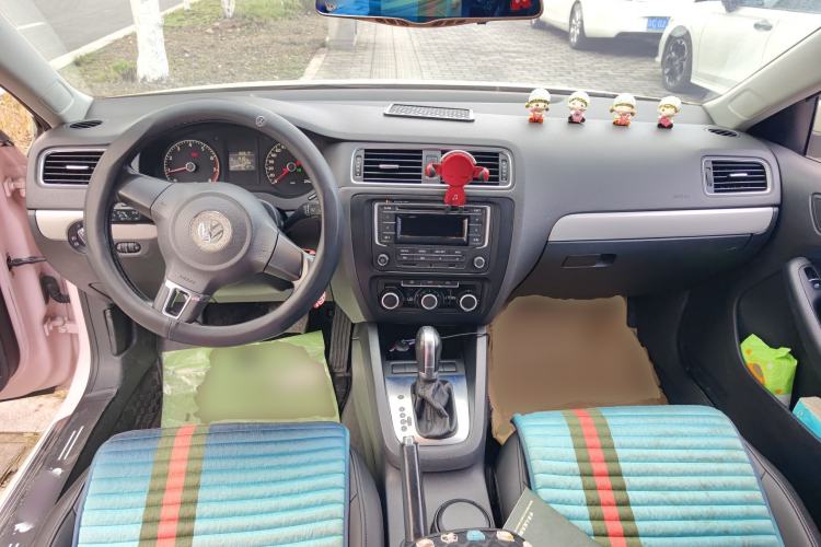 Used Volkswagen Sagitar 2014 1.6L Automatic Comfort Model Center Console