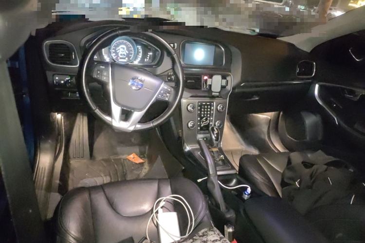 Used Volvo V40 2015 1.6T Zhiyi Edition Center Console