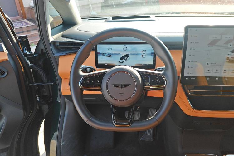 Used Geely Galaxy LEVC L380 2024 140-Degree 6-Seater All-Wheel-Drive Ultra