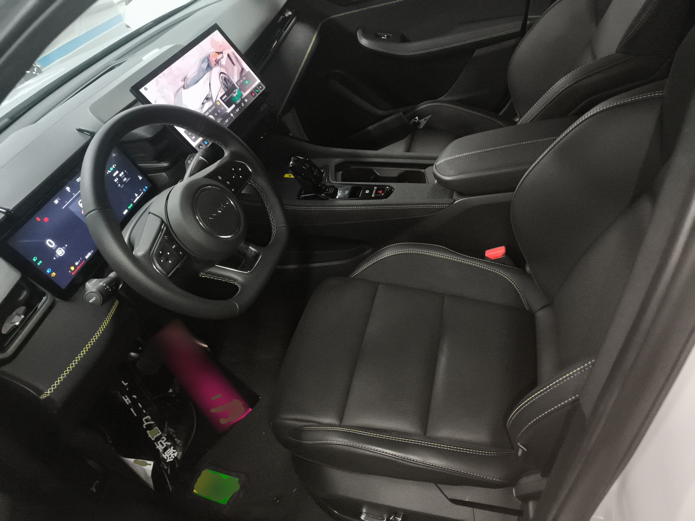 المقاعد الأمامية داخل السيارة