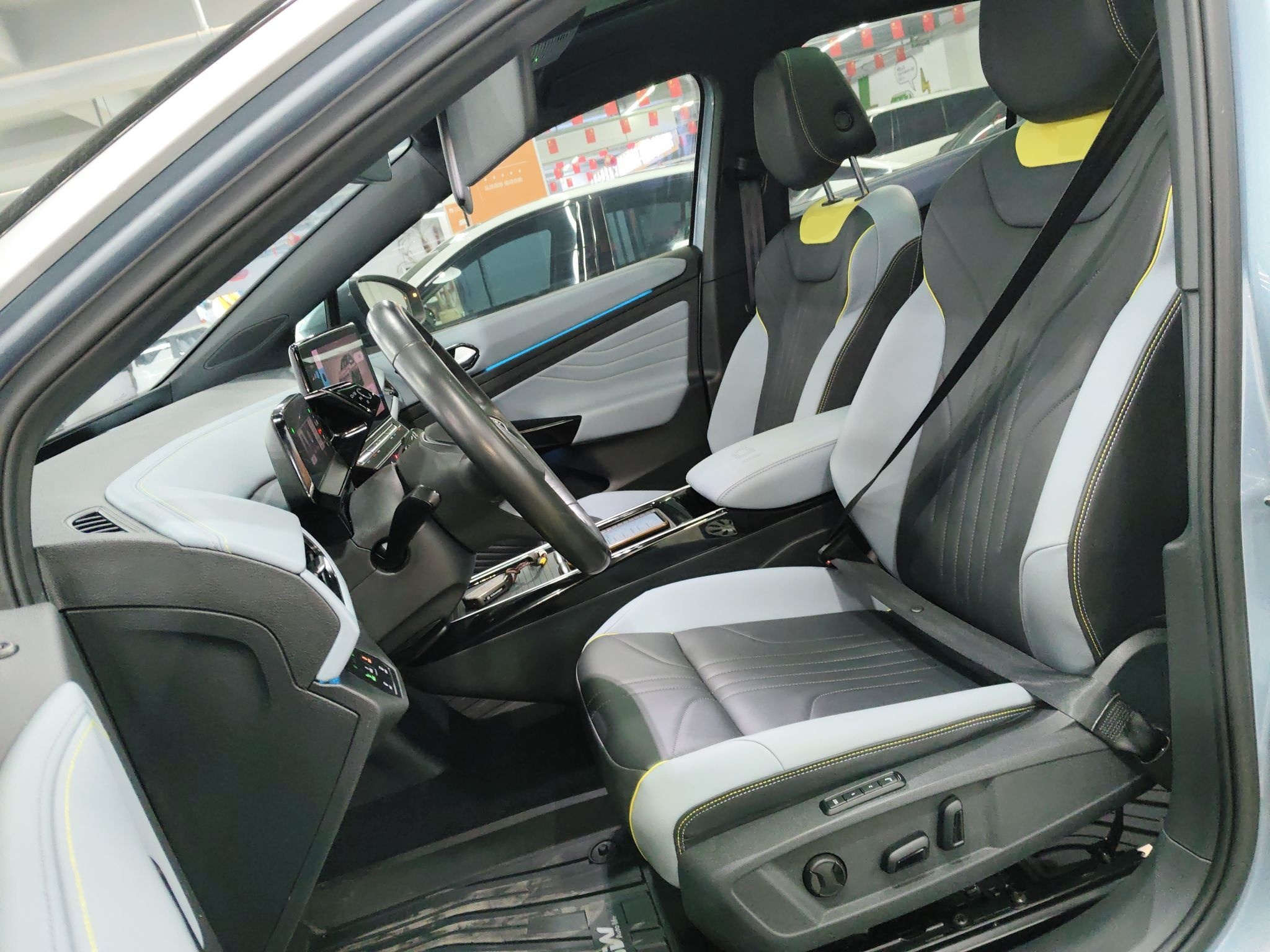 المقاعد الأمامية داخل السيارة