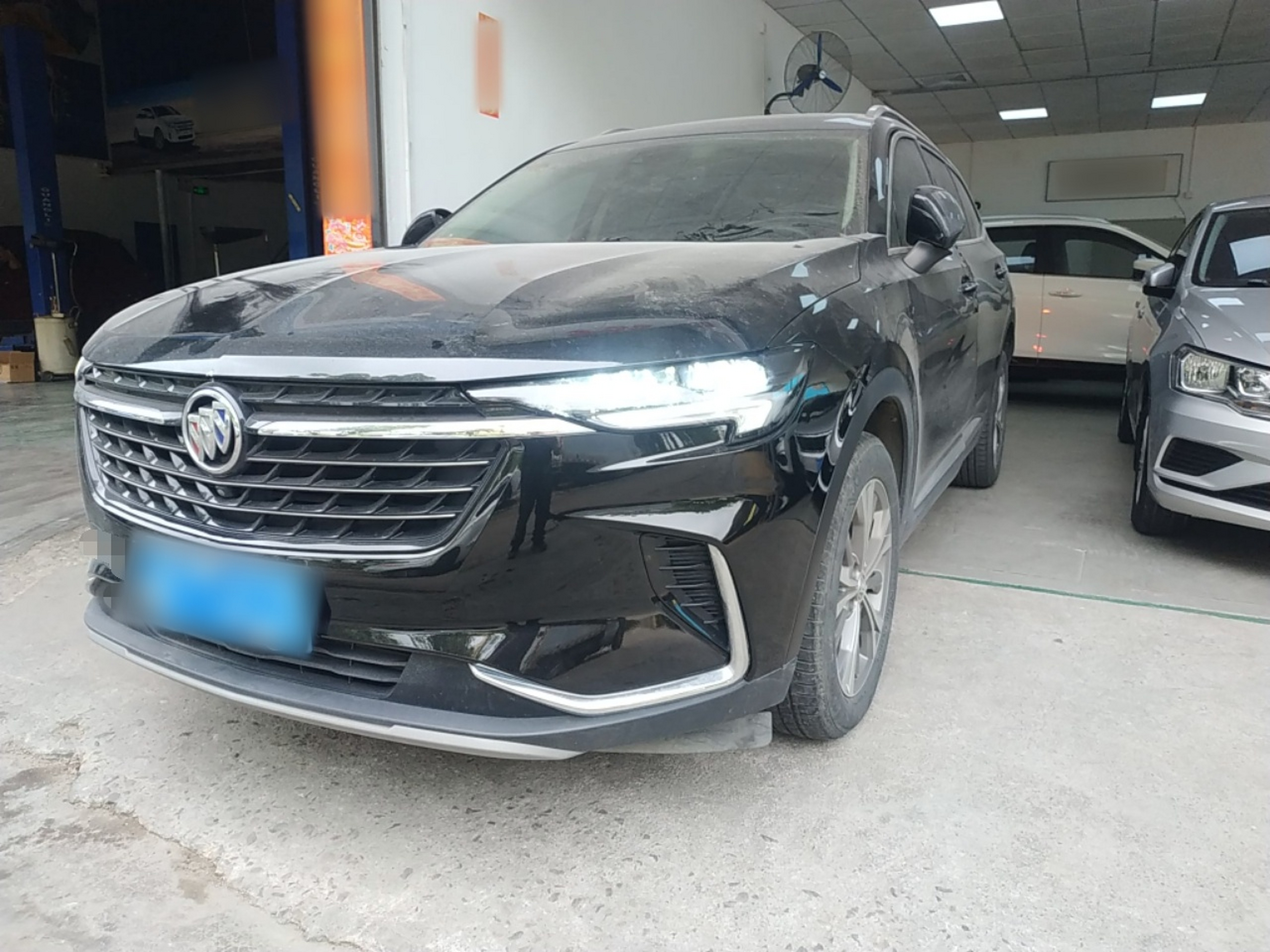 Под передней частью автомобиля