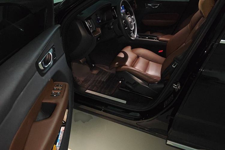 Used Volvo XC60 2023 B5 4x4 Smart Luxury Edition