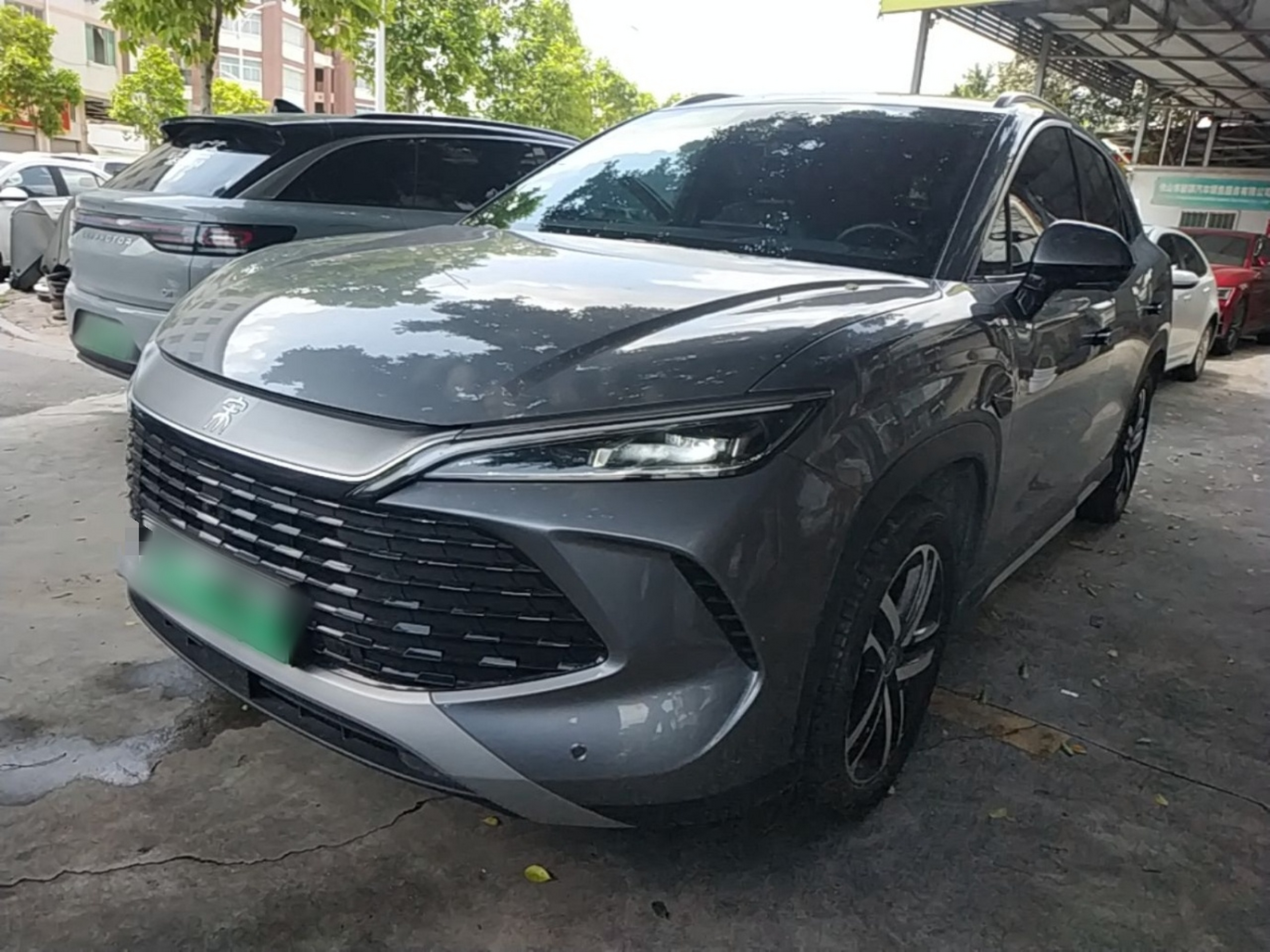 Под передней частью автомобиля