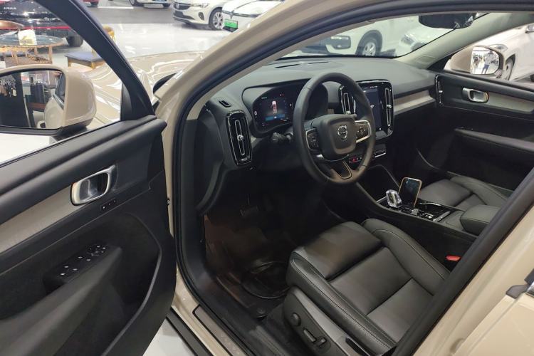 Used Volvo XC40 2024 B4 4x4 Smart Luxury Edition
