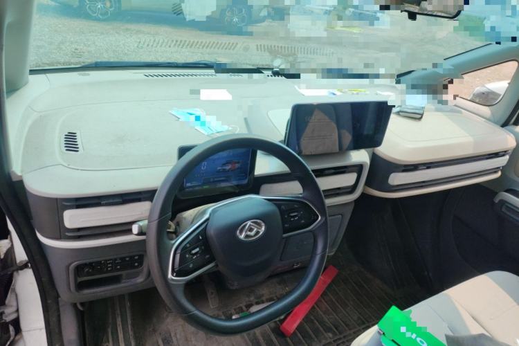 Used SAIC MAXUS Dana V1 2025 V1+ Long Wheelbase Low-Roof Multi-Function Version (62 kWh) Center Console