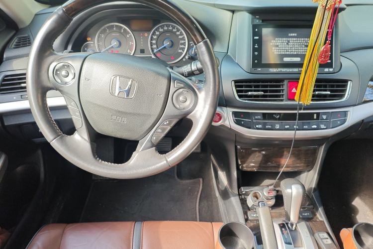 Used Honda Crosstour 2014 3.0L AWD Prestige Navigation Edition Center Console