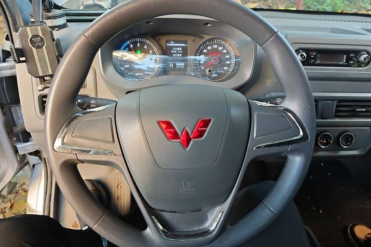 Used Wuling Yangguang 2024 300km Comfort-Grade Passenger Van 60kW