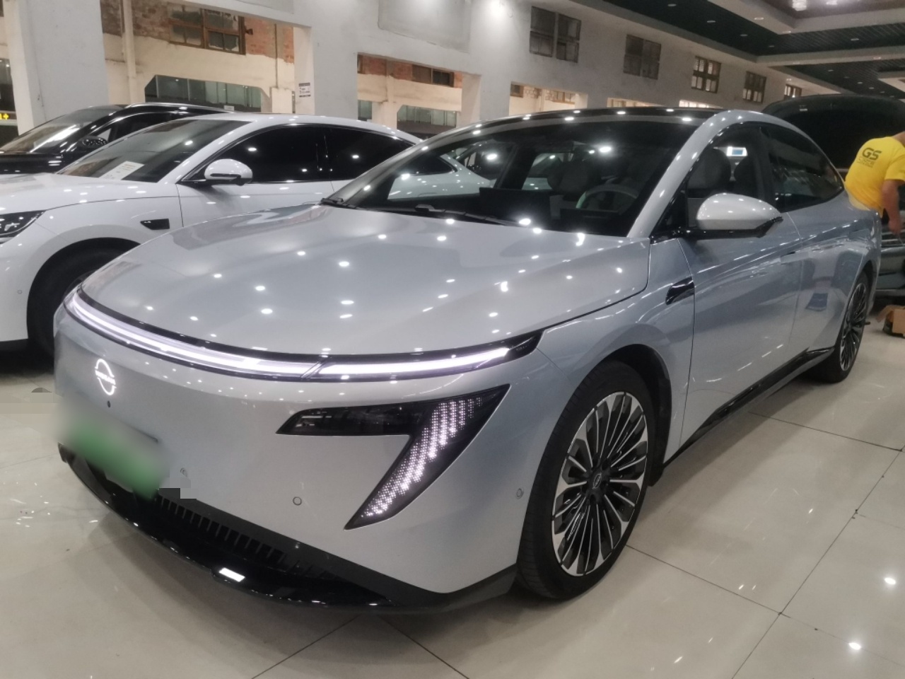 Под передней частью автомобиля