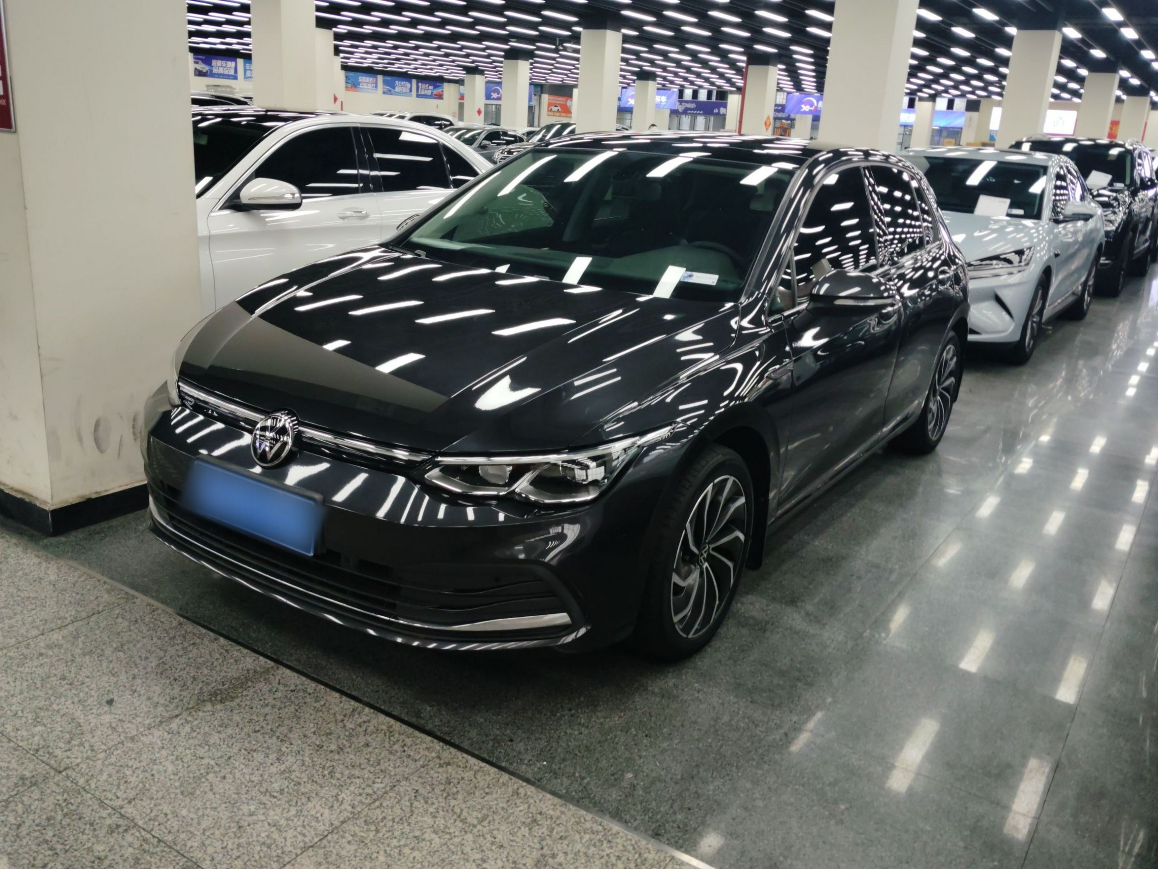 Под передней частью автомобиля