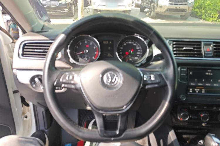 Used Volkswagen Sagitar 2017 230TSI Automatic Comfort Version Steering Wheel