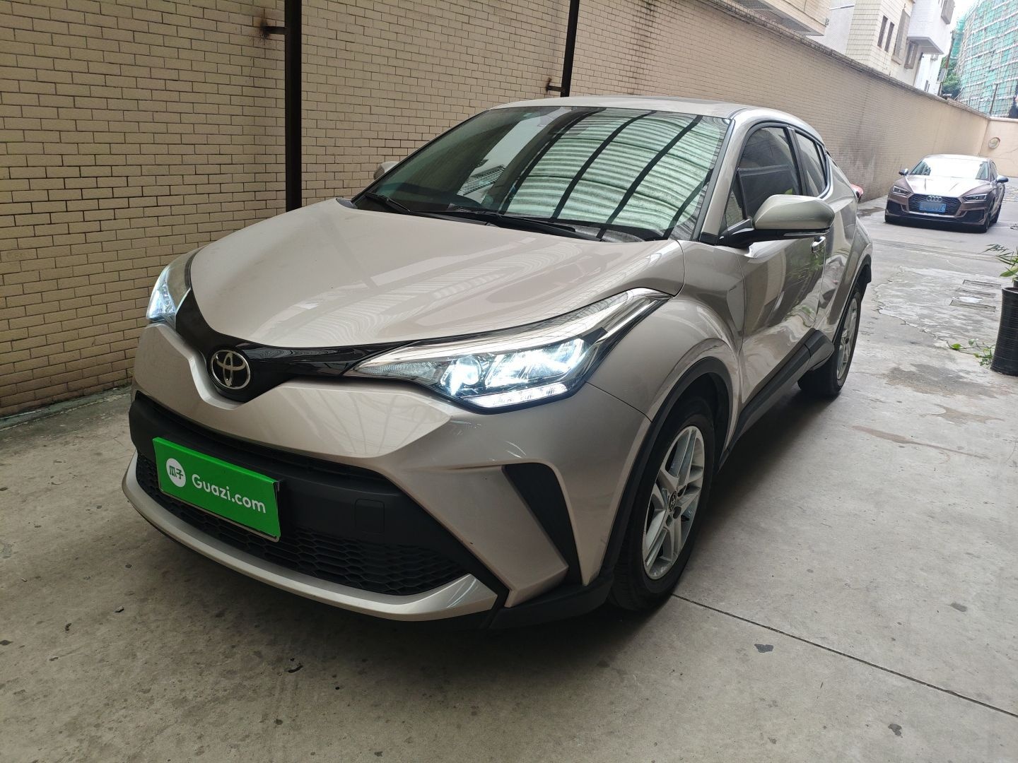 Под передней частью автомобиля