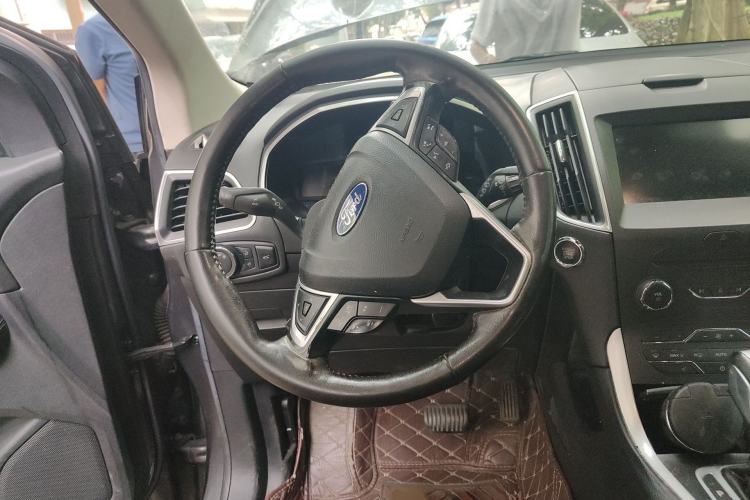 Used Ford Edge 2015 2.0T GTDi Two-Wheel-Drive High-Line Version
