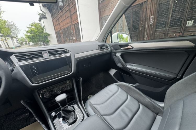 Used Volkswagen Tiguan L 2019 Updated Version 330TSI Automatic Two-Wheel Drive Panoramic Comfort Edition China VI Standard Interior 4