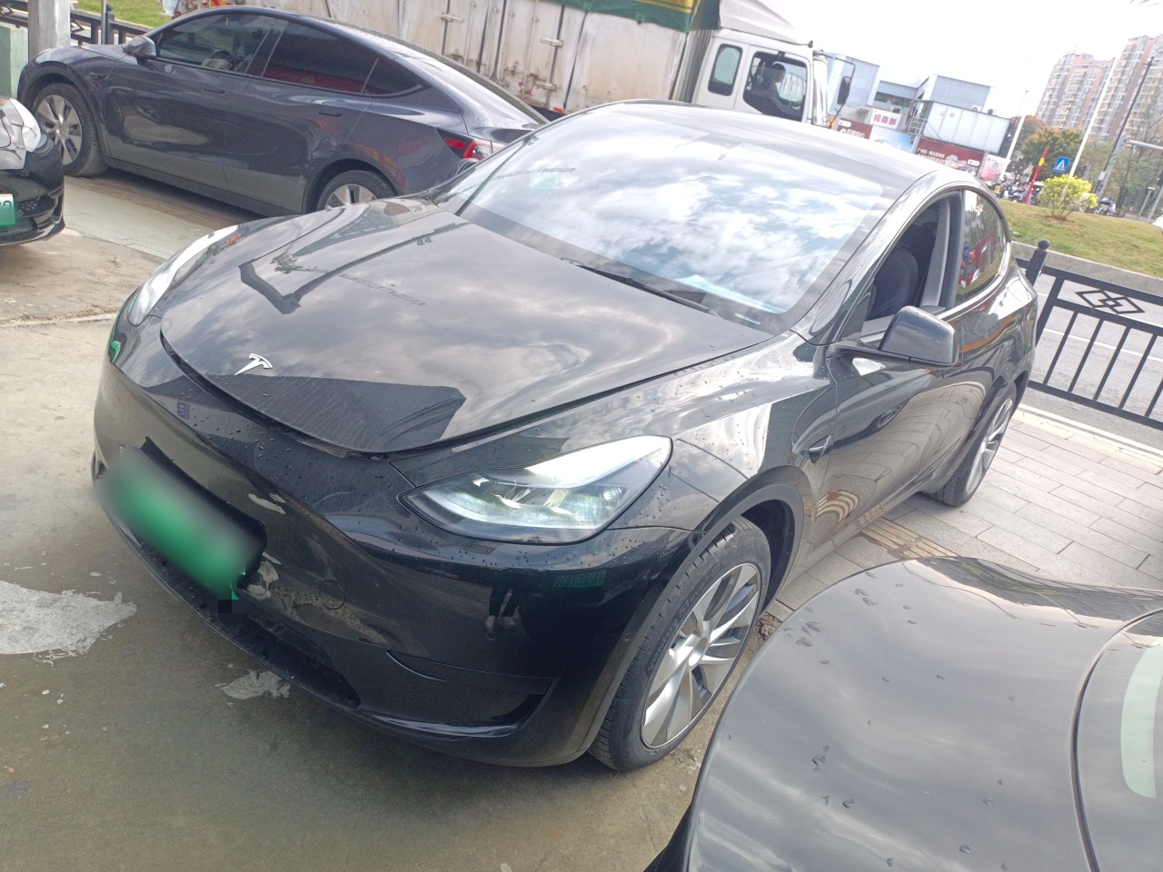 Под передней частью автомобиля