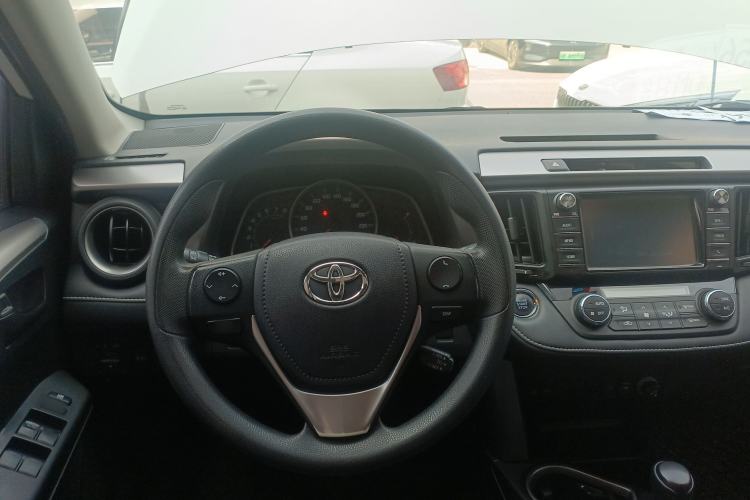 Used Toyota RAV4 2016 2.0L CVT Two-Wheel Drive Fashion Edition China V Standard
