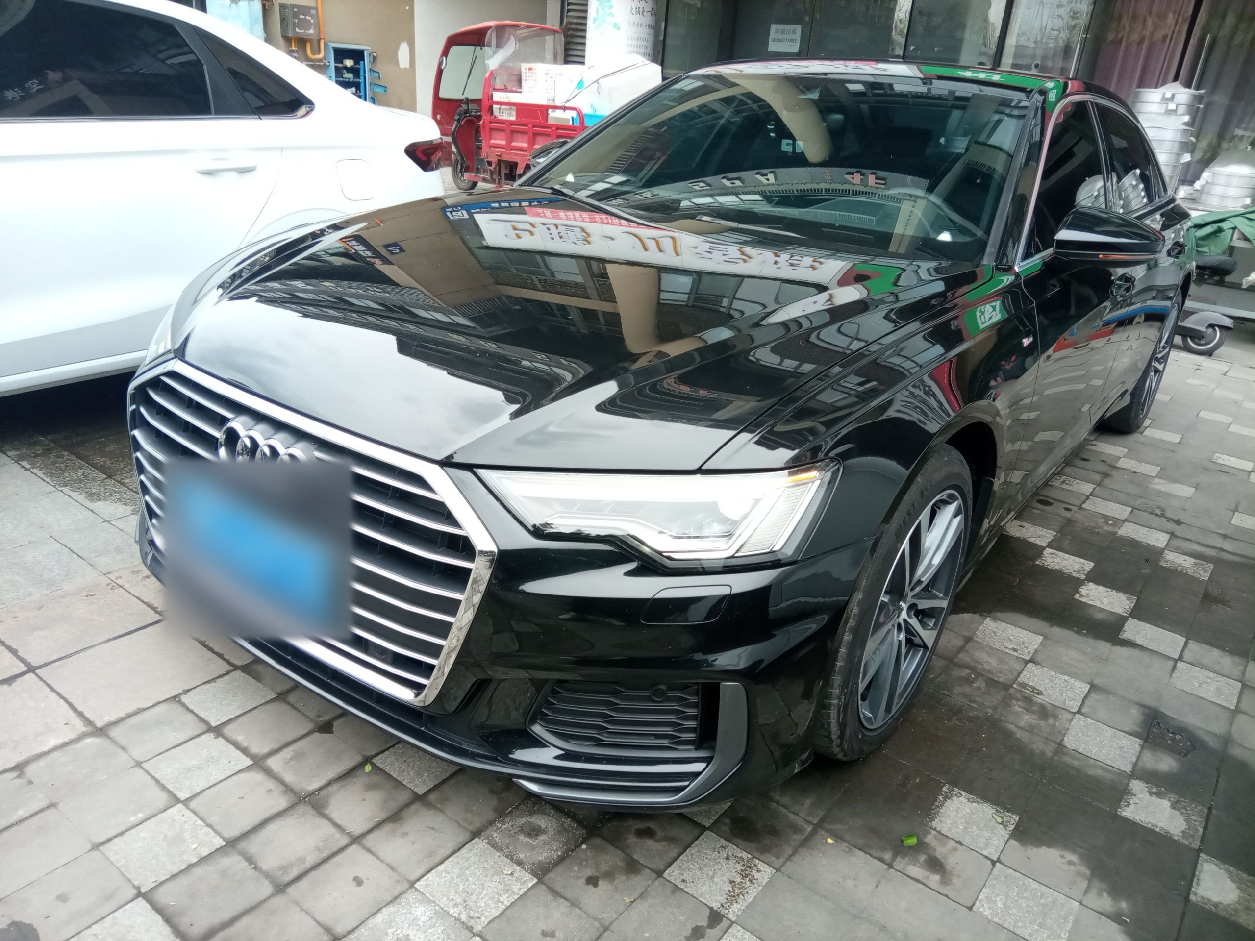 تحت مقدمة السيارة