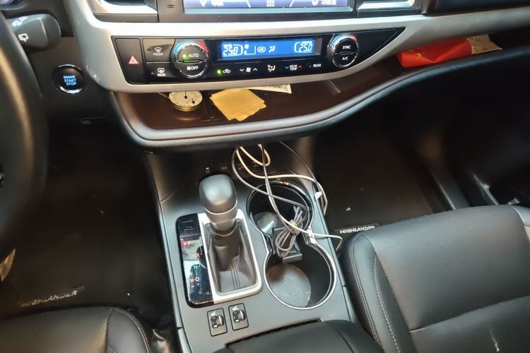 Used Toyota Highlander 2018 2.0T Four-Wheel Drive Luxury Version 7 Seats China VI Standard Gear Lever