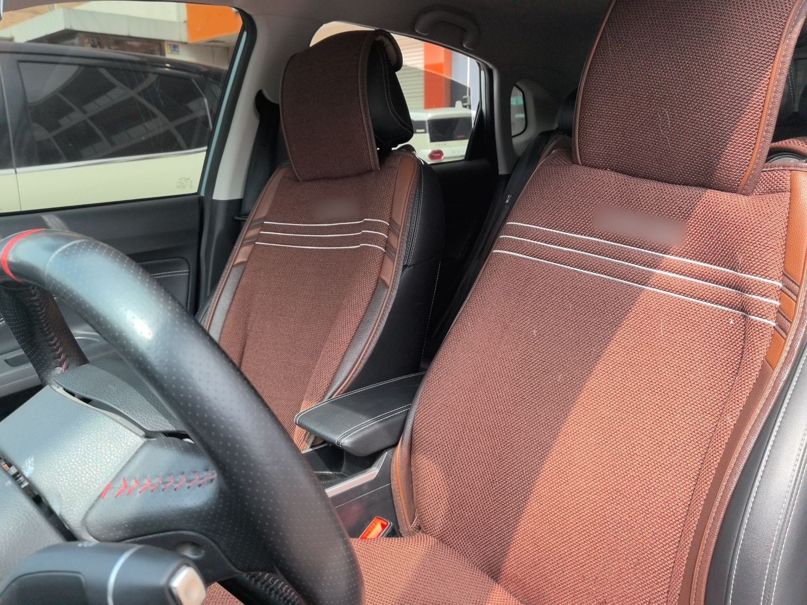 Переднее сиденье в автомобиле