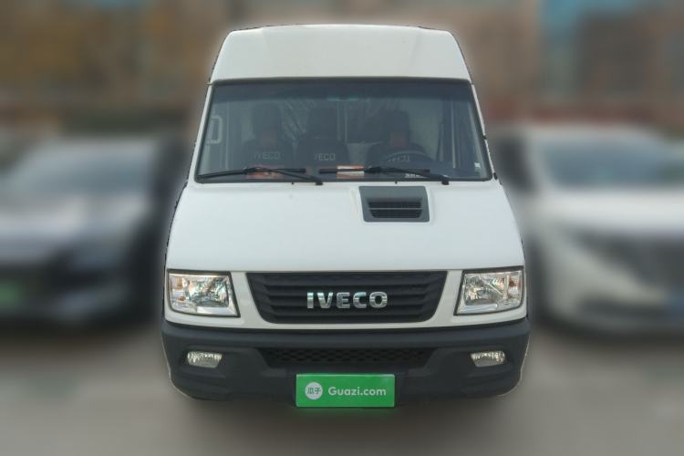 Used Iveco Daily 2021 2.5T A35 M1 Passenger Van 5-9 Seater Short Wheelbase Mid-Roof Design Dual Tires Manual Doors