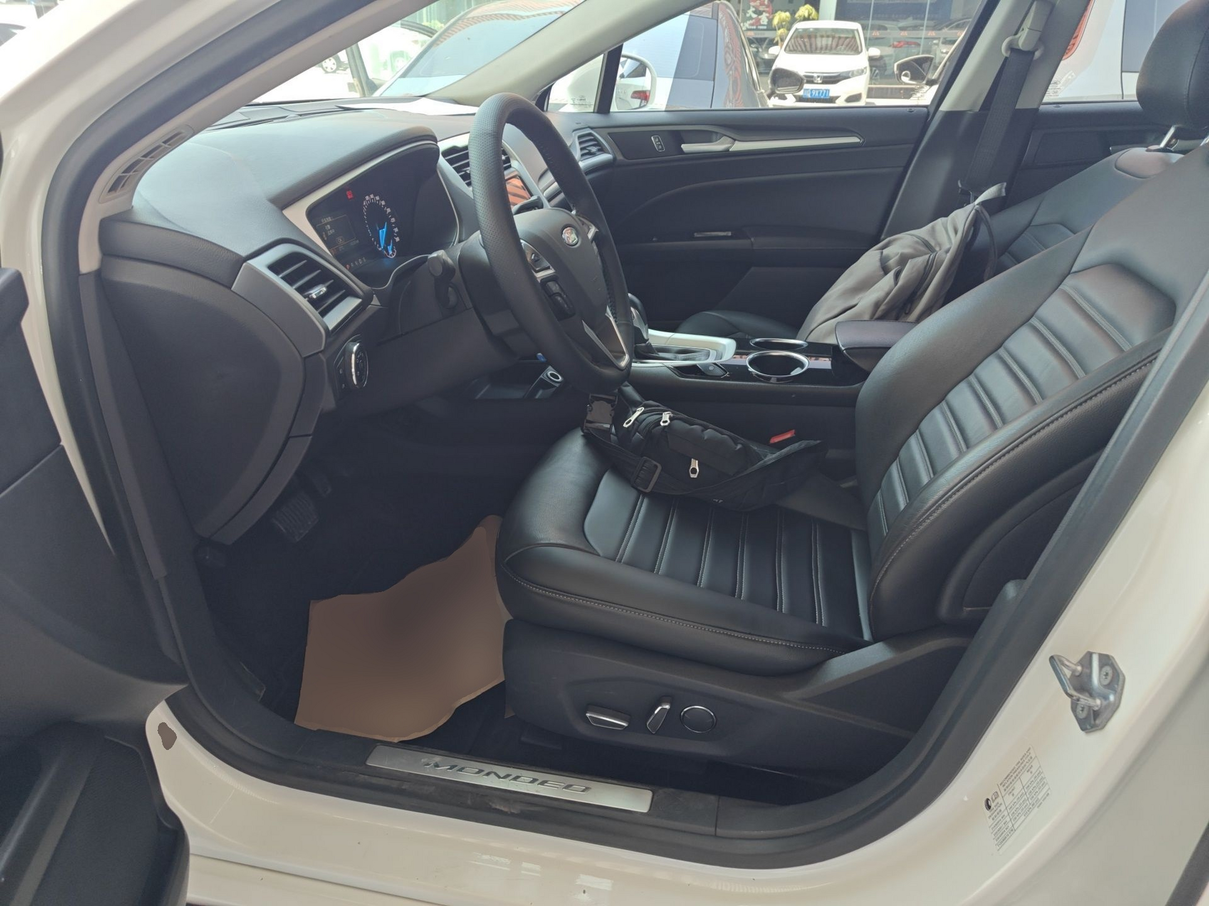 Переднее сиденье в автомобиле