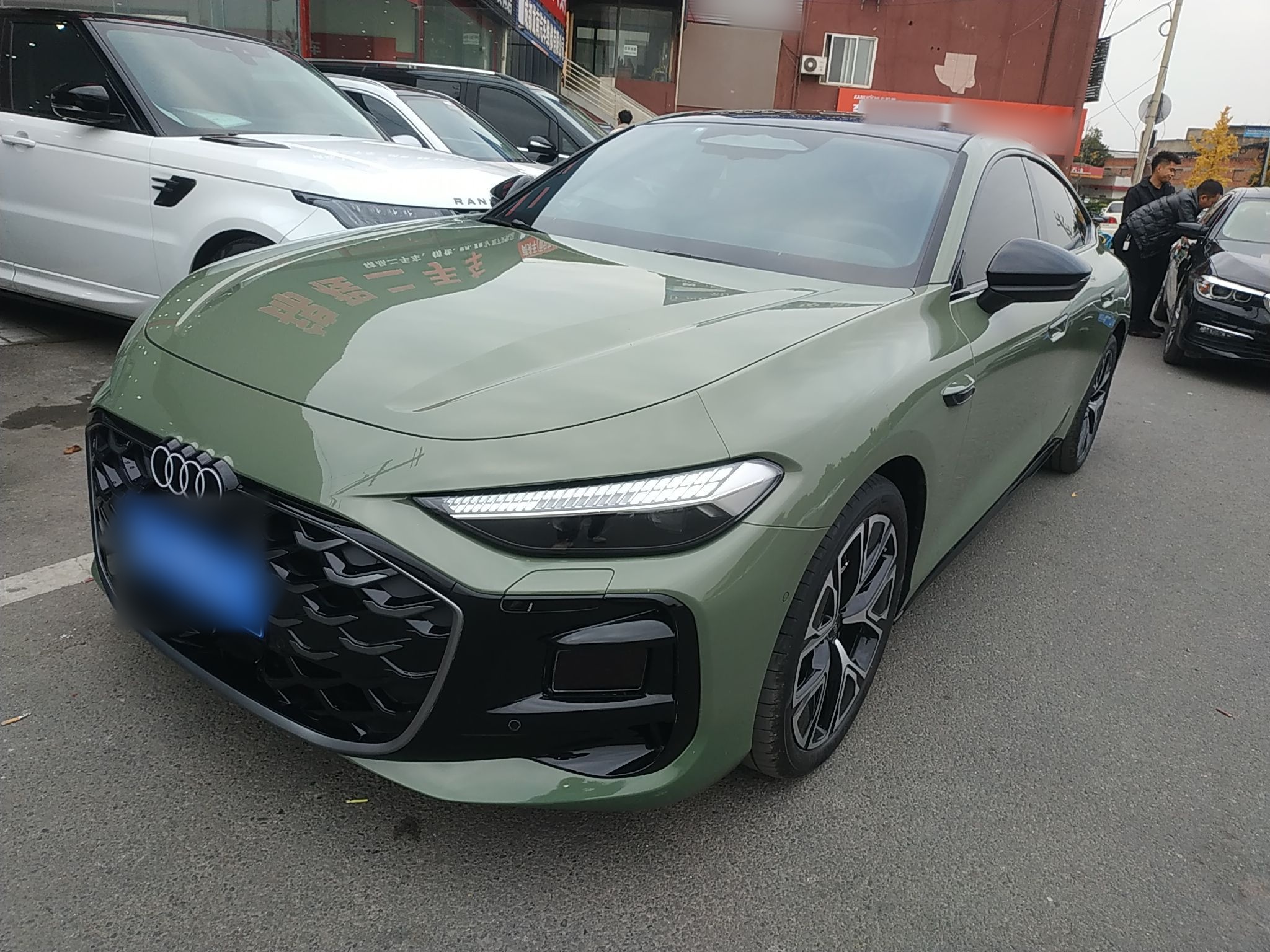 تحت مقدمة السيارة