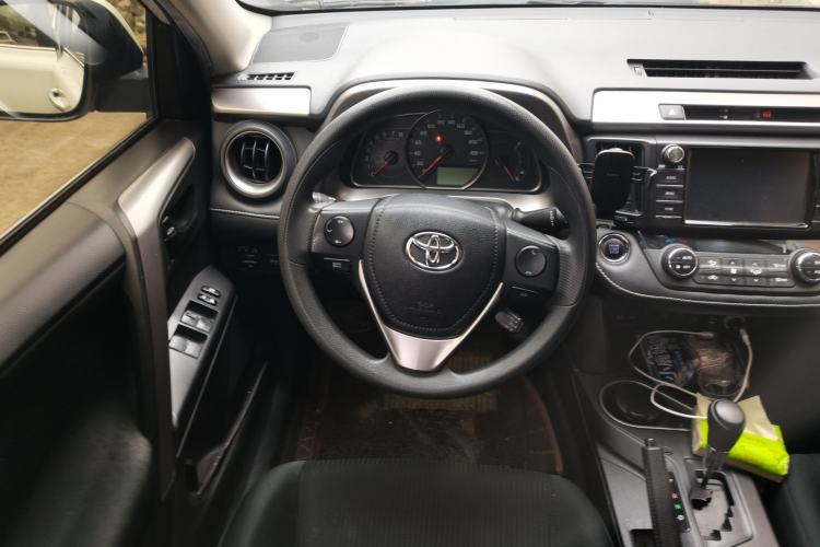 Used Toyota RAV4 2016 2.0L CVT Two-Wheel Drive Fashion Edition China V Standard Steering Wheel