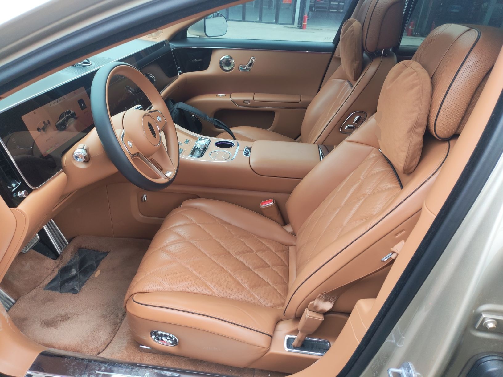 المقاعد الأمامية داخل السيارة