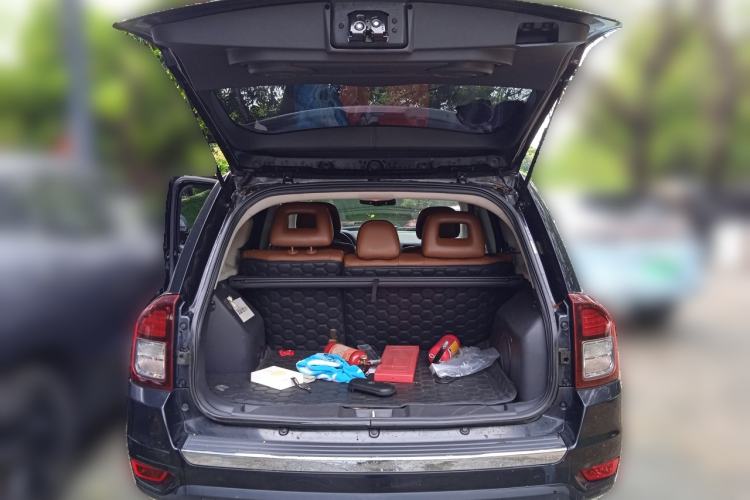 Used Jeep Compass 2014 2.4L four-wheel drive luxury version Trunk