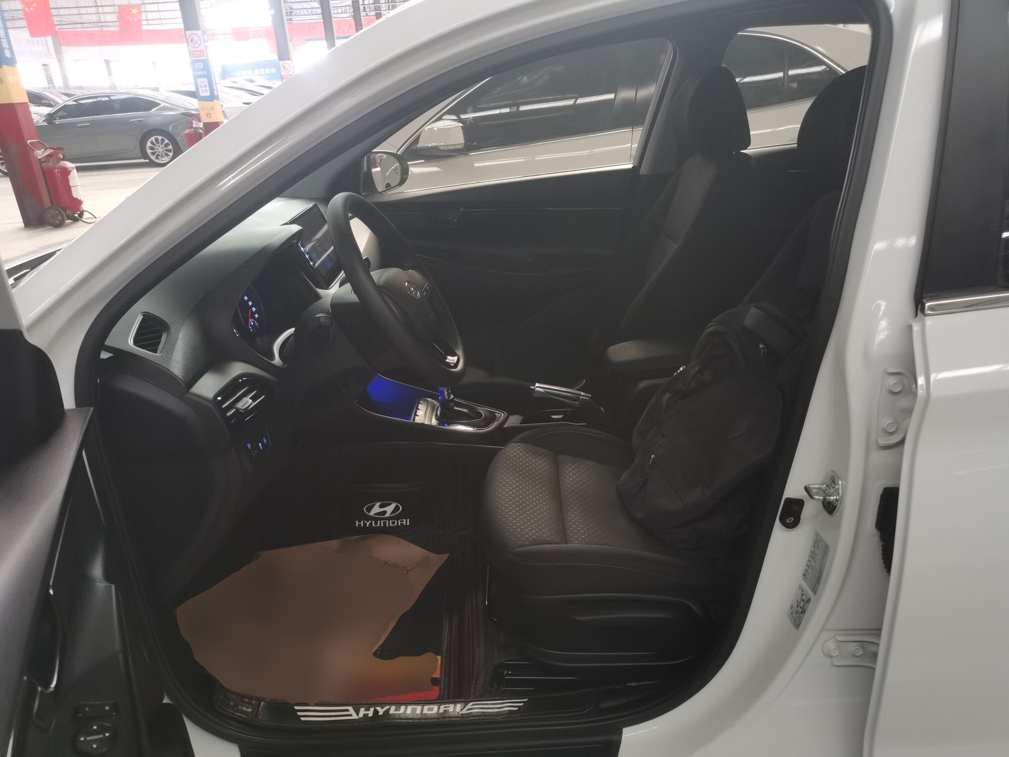 Переднее сиденье в автомобиле