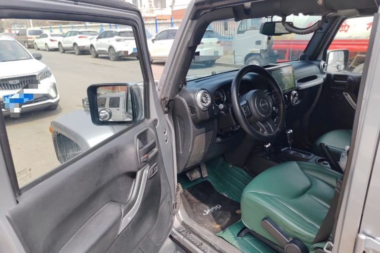 Used Jeep Wrangler 2014 3.0L Sahara Four-Door Edition Driver Seat