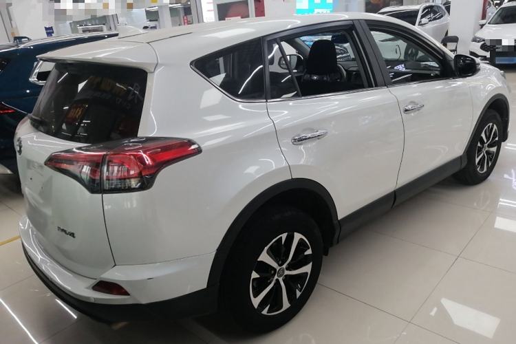 Used Toyota RAV4 2019 2.0L CVT Two-Wheel Drive Luxury Version China VI Standard
