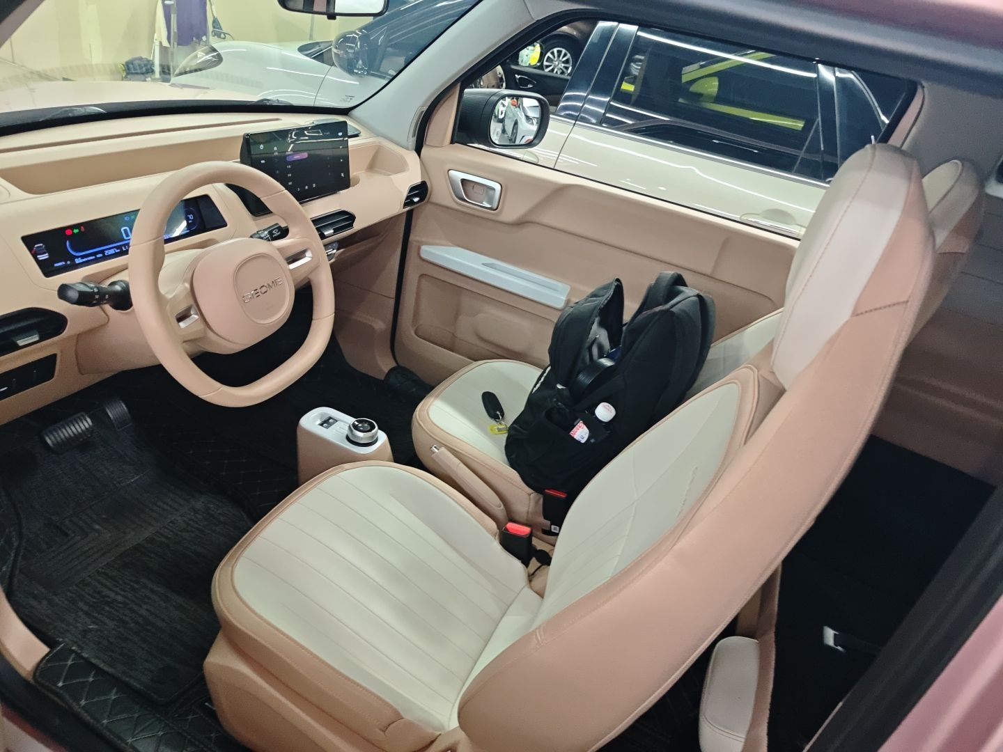 Переднее сиденье в автомобиле