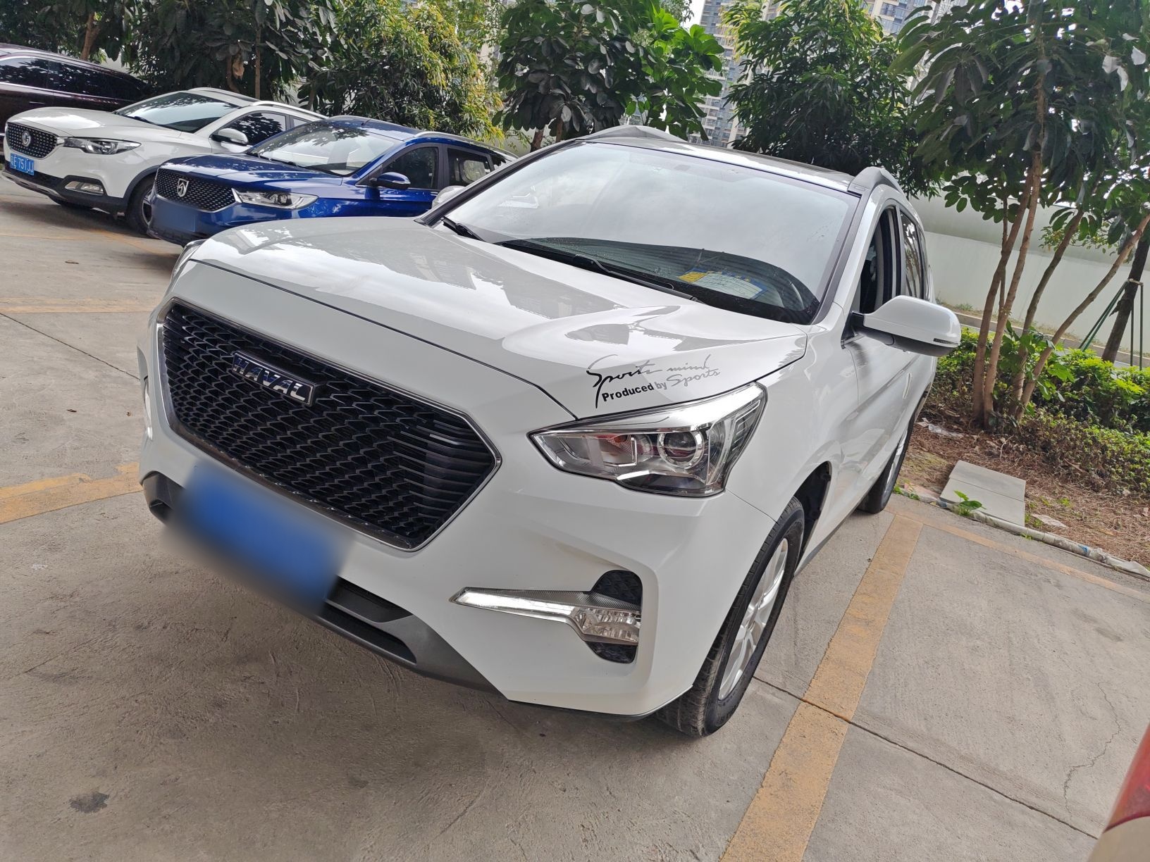 Под передней частью автомобиля