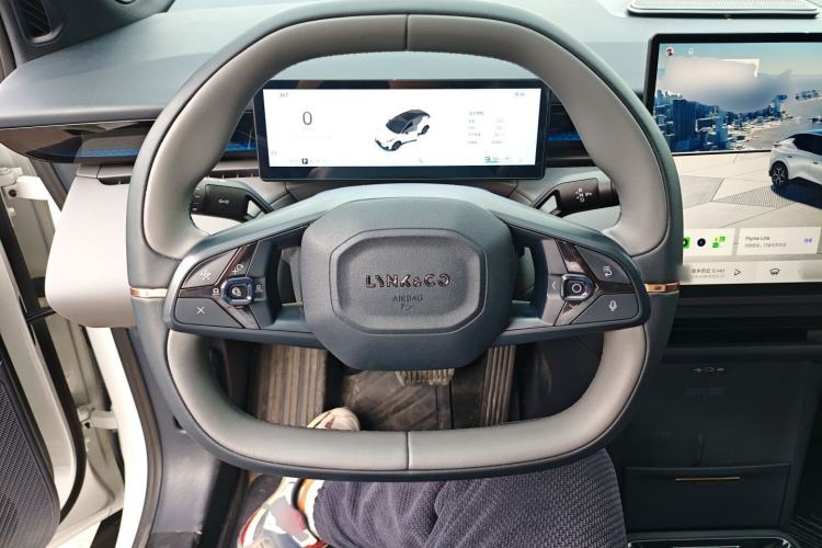 Used Lynk & Co Z20 2025 530 km Range Rear-Wheel Drive Pro Steering Wheel