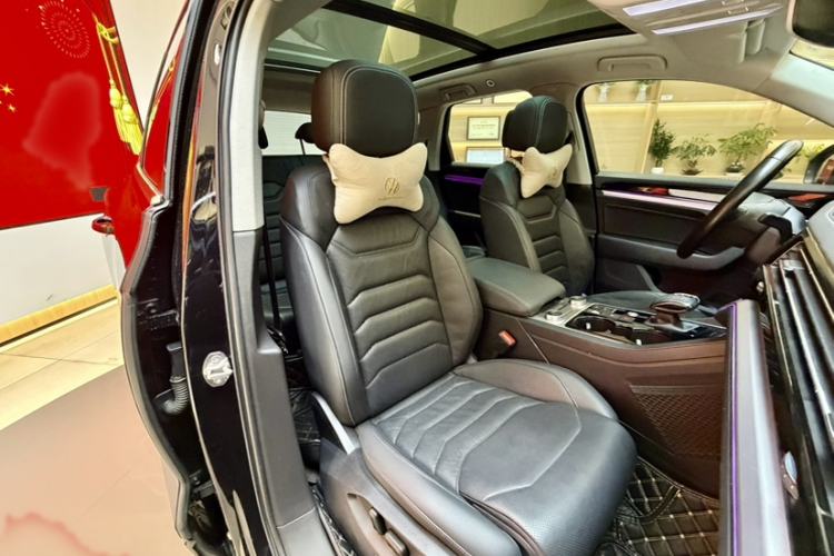 Used Volkswagen Touareg 2020 3.0 TSI Luxury Edition China VI Interior 2