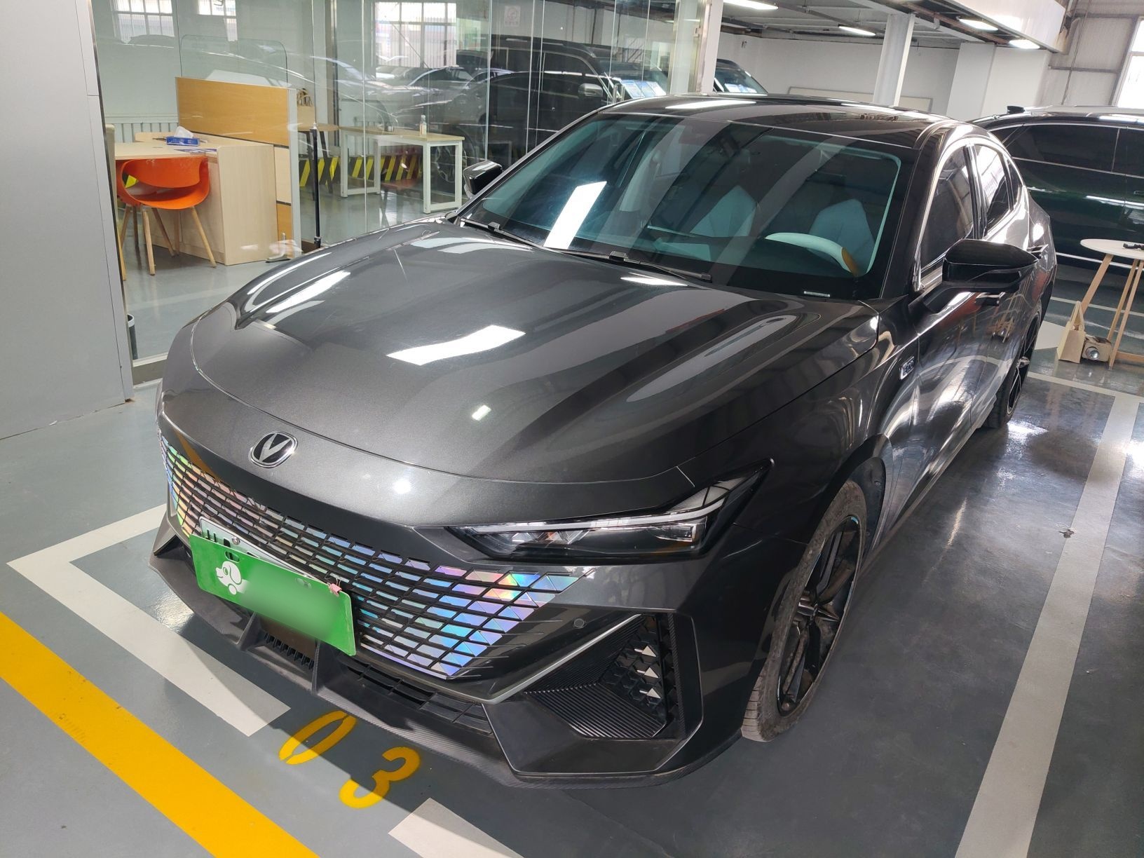 Под передней частью автомобиля