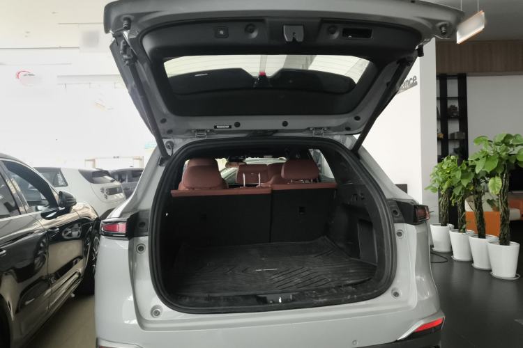 Used CHANGAN CS75 PLUS 2025 4th Generation UItra 2.0T New Blue Whale – Smart & Powerful Version Trunk