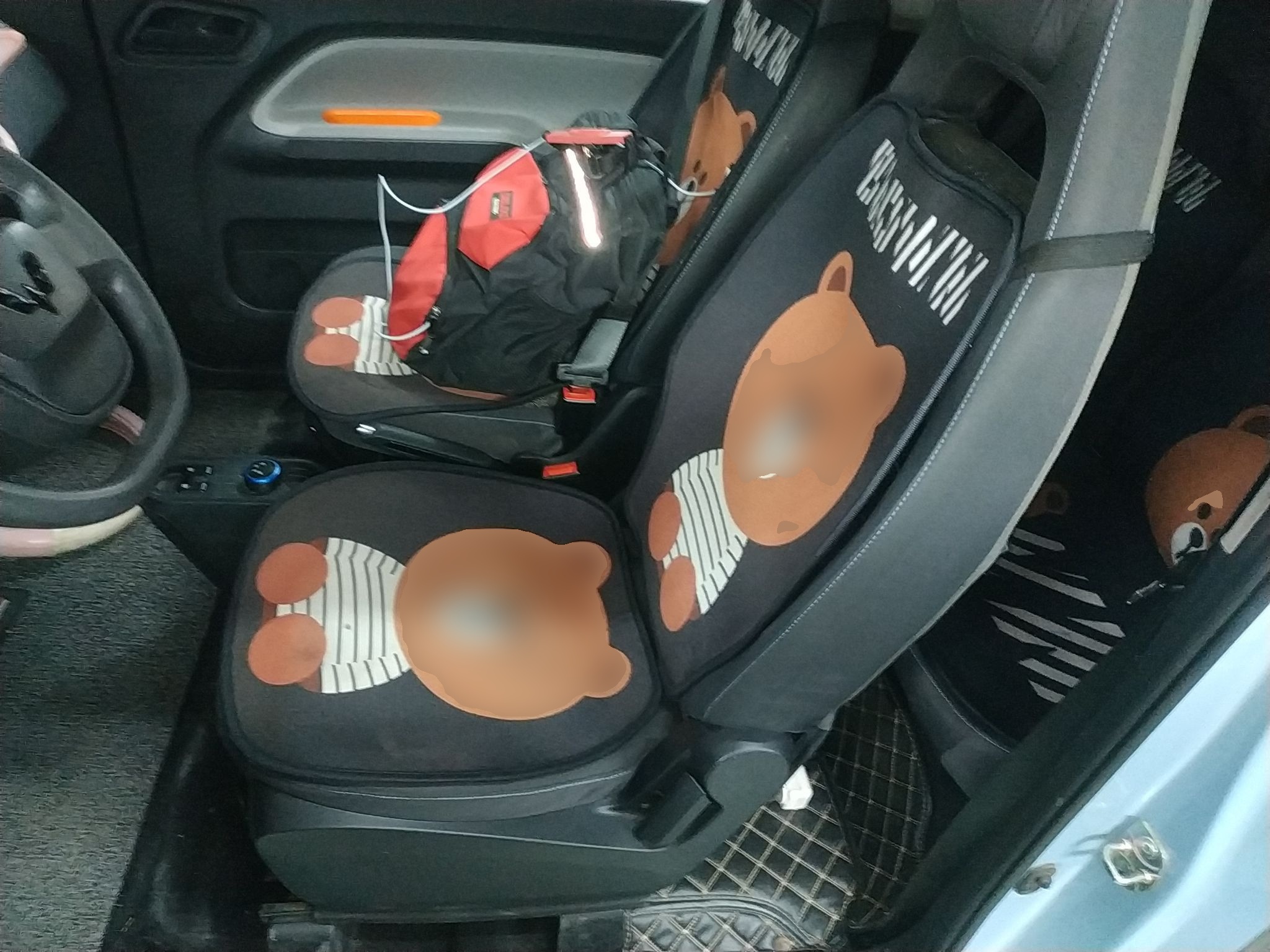 المقاعد الأمامية داخل السيارة