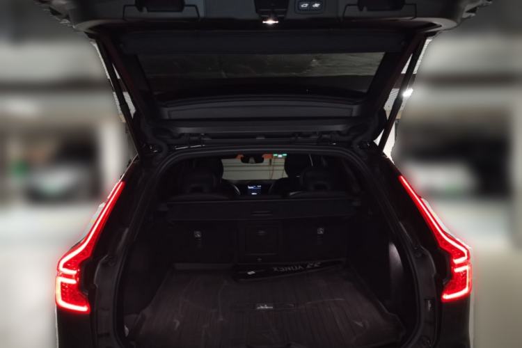 Used Volvo XC60 New Energy 2025 Plug-in Hybrid Long-Range All-Wheel Drive Zhiyuan Extreme Night Black Edition Trunk