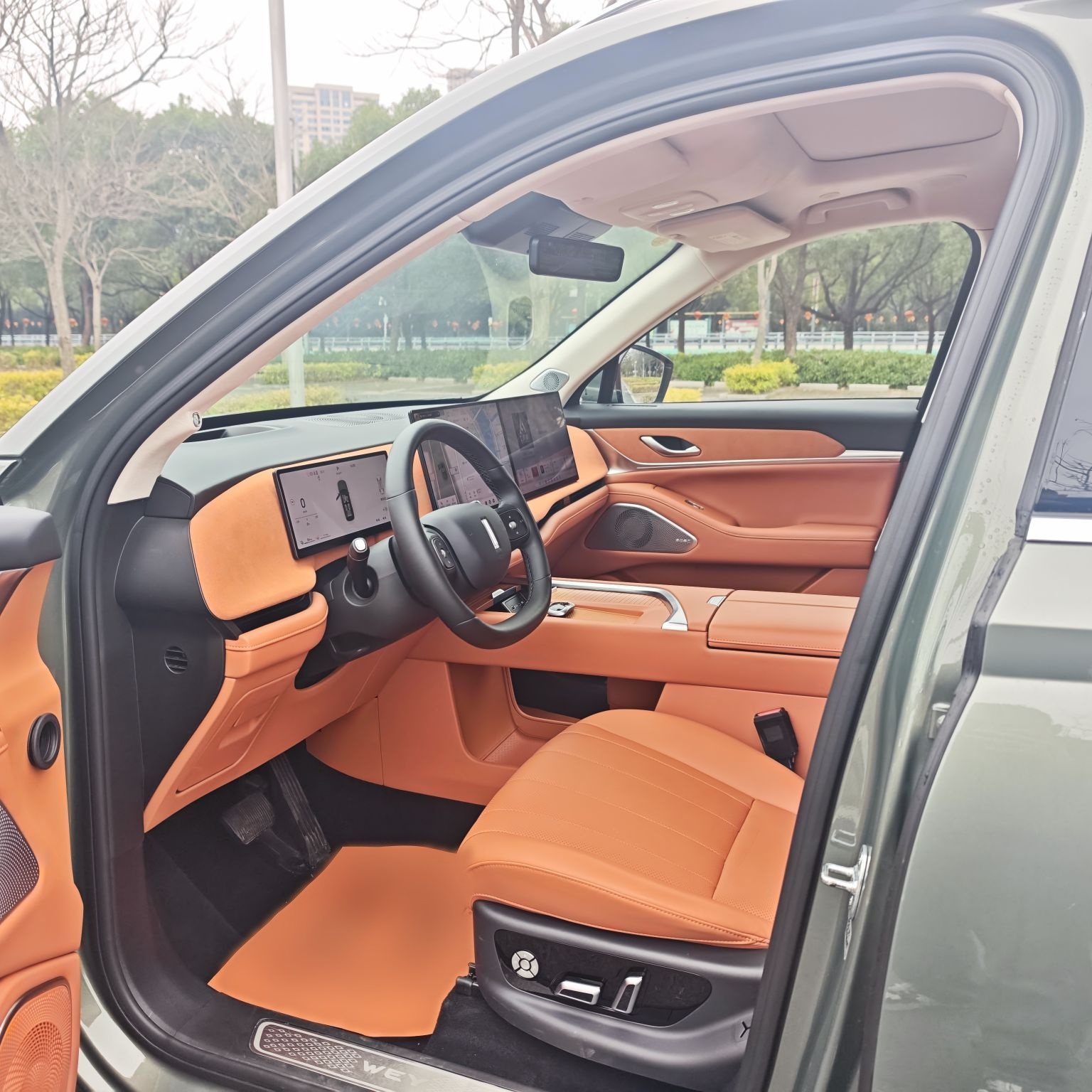 المقاعد الأمامية داخل السيارة