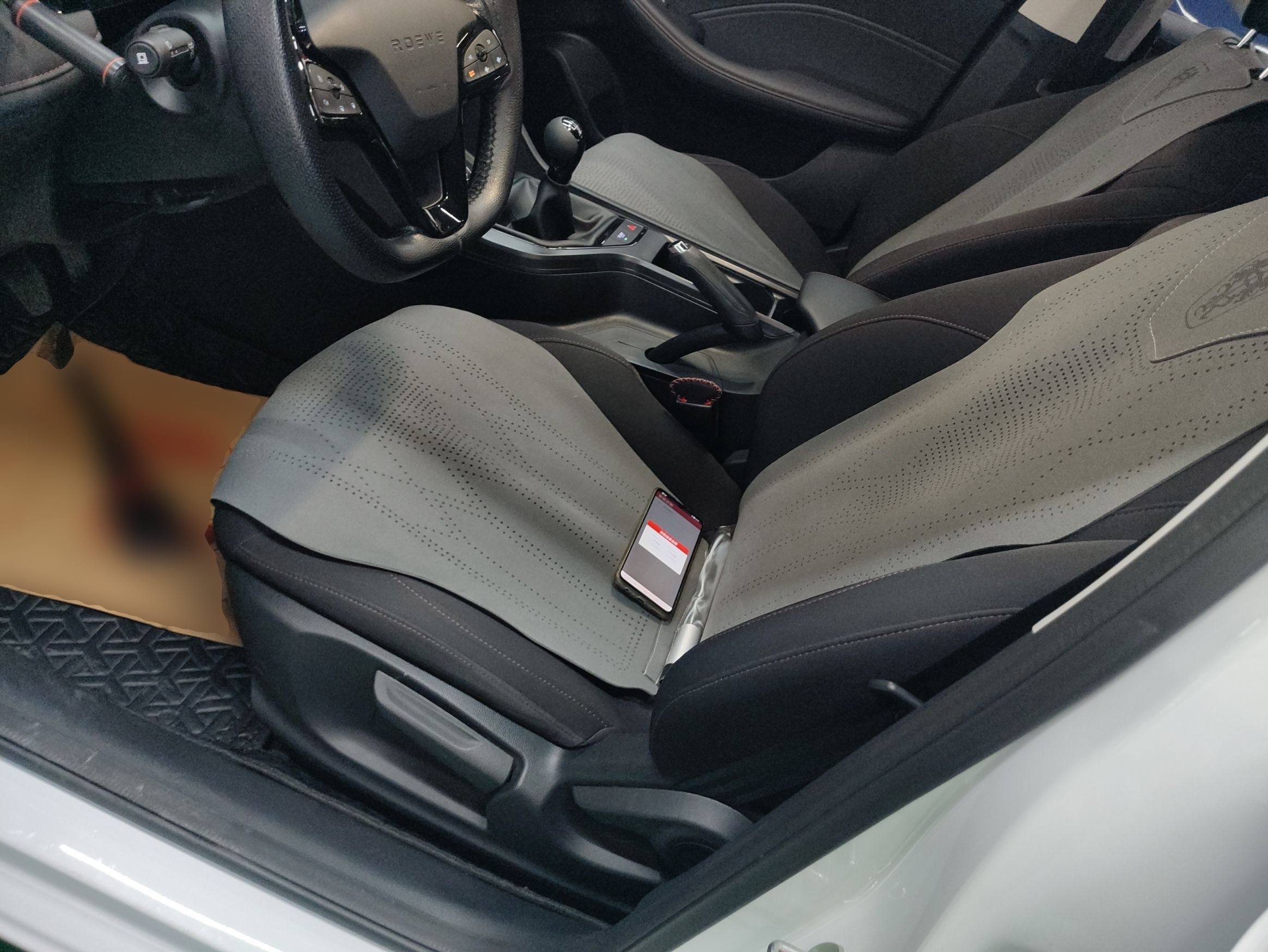 Переднее сиденье в автомобиле