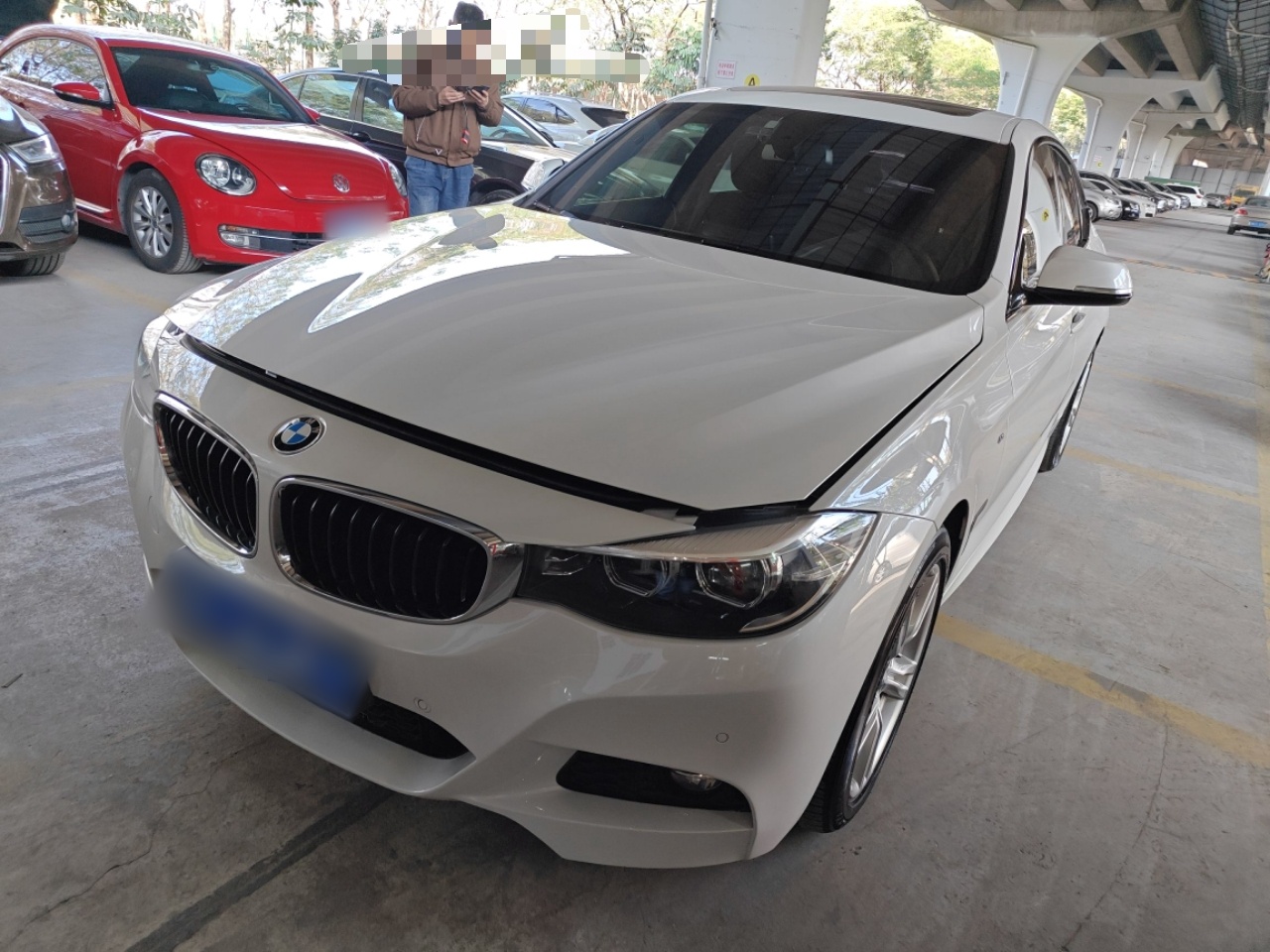 تحت مقدمة السيارة