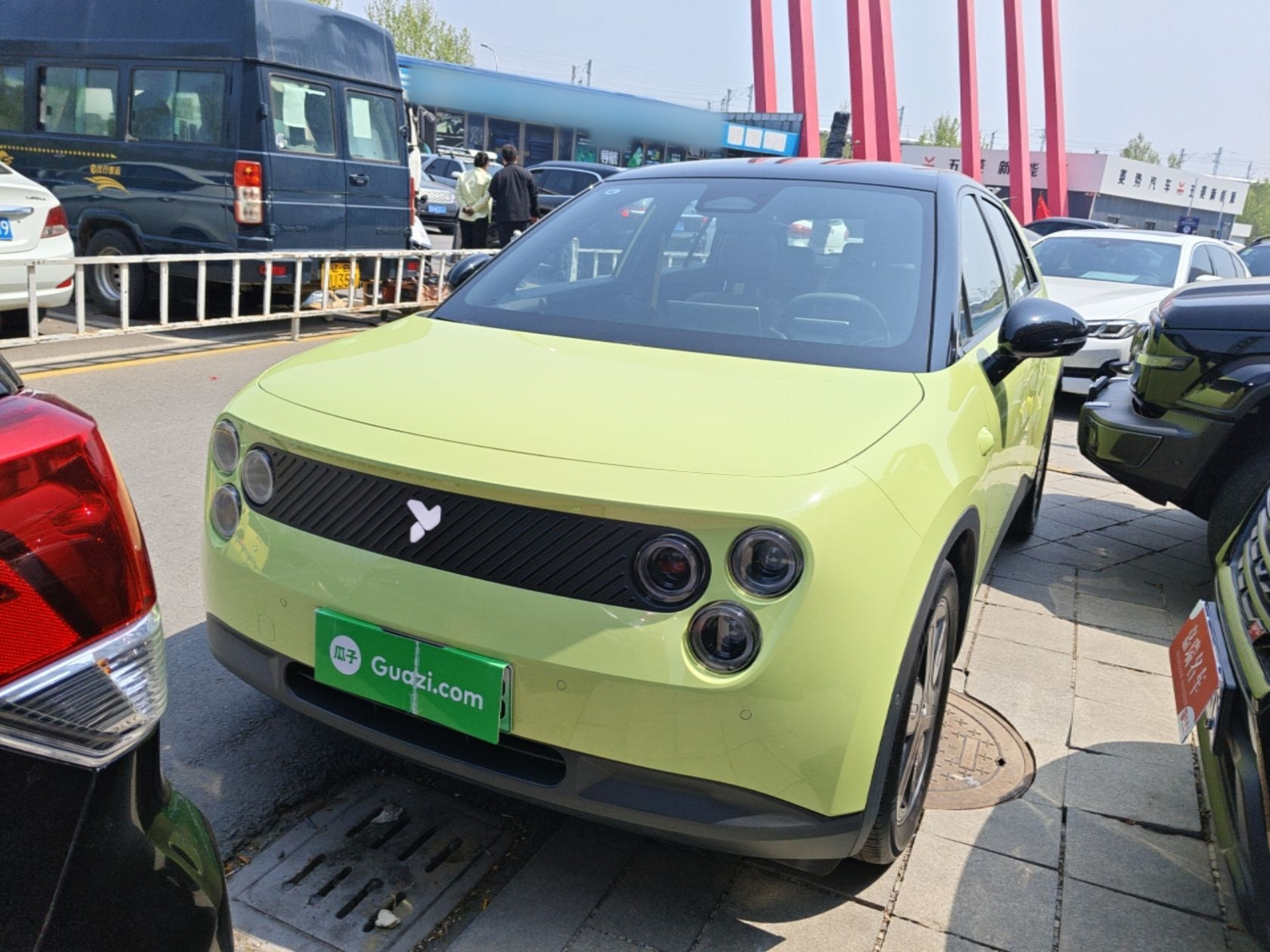 Под передней частью автомобиля