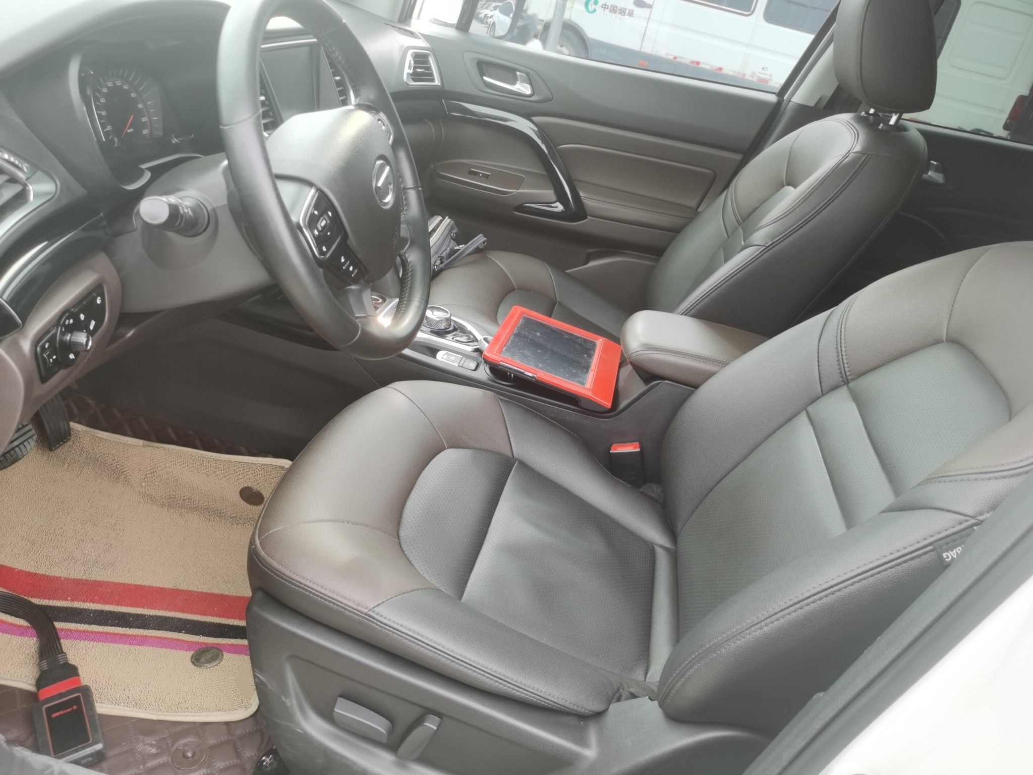 Переднее сиденье в автомобиле