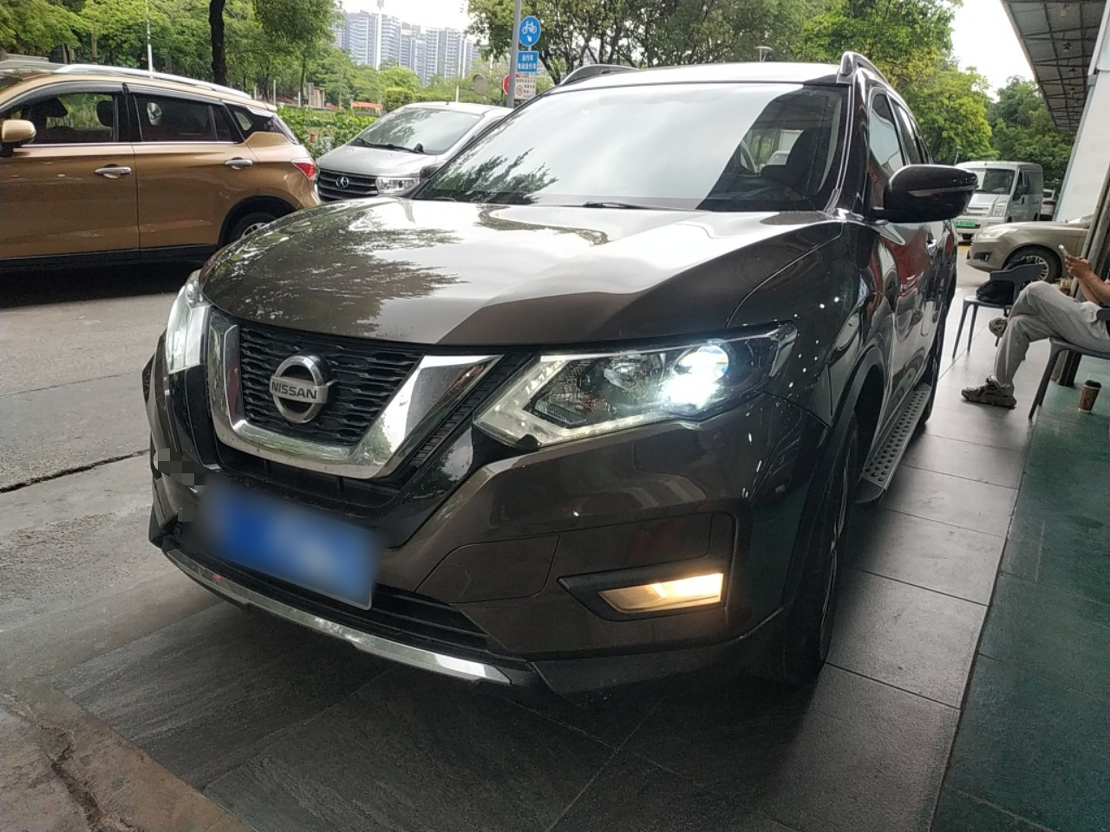 Под передней частью автомобиля